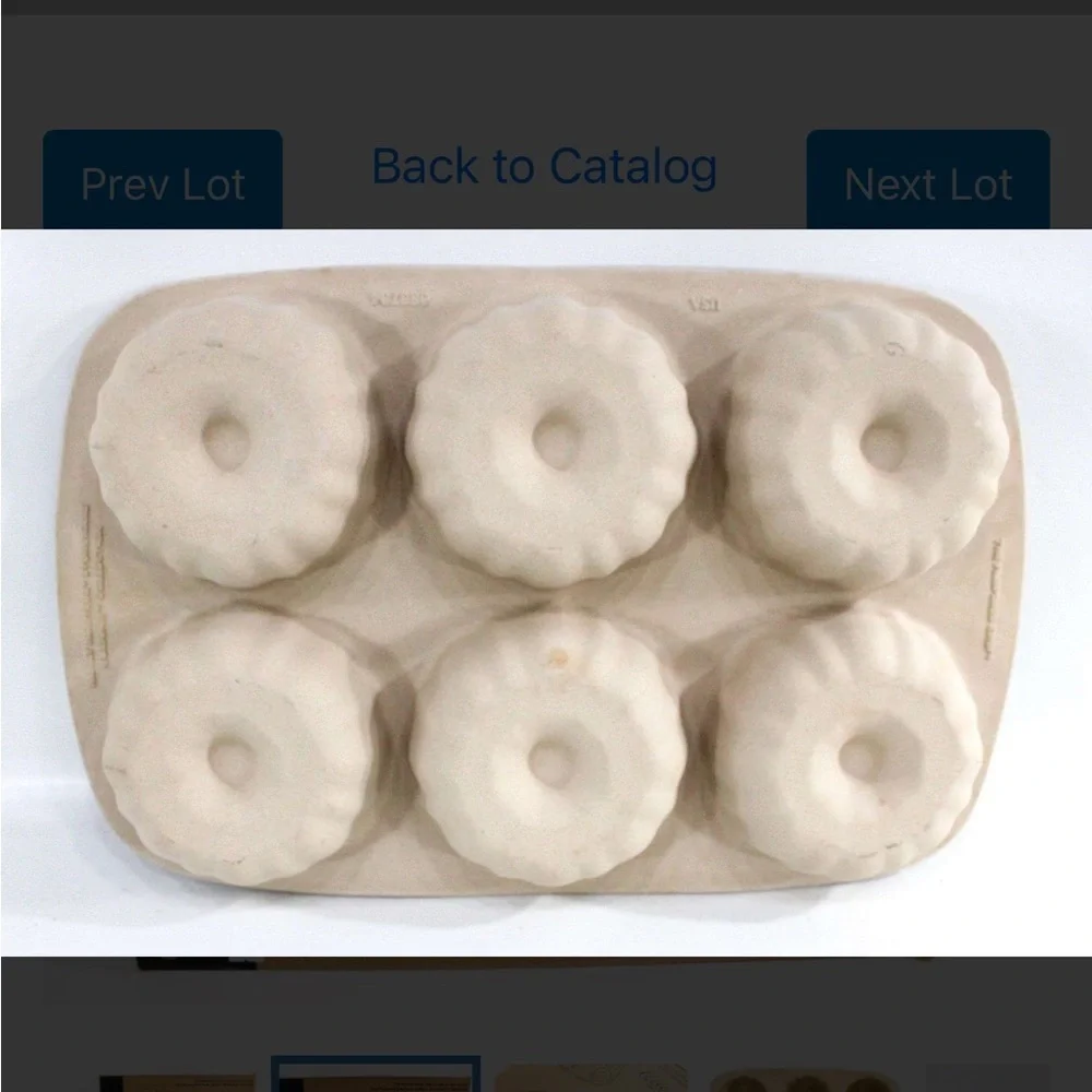 Pampered Chef Tan Bakeware Donut Mold